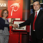 La premiada, María Jesús Corral, recibió su galardón de la mano del nuevo director de Syva y de gran parte de la comunidad académica de Veterinaria en León. RAMIRO