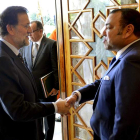 Rajoy saluda a Mohamed VI a su llegada a la audiencia que mantuvieron ayer en Marraquech.
