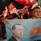 Simpatizantes del primer ministro turco Recep Tayyip Erdogan celebran su victoria en las elecciones presidenciales.