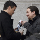 Sánchez recibe de manos de Iglesias el libro ‘Historia del baloncesto de España’, de Carlos Jiménez, antes de la reunión. J. CARLOS HIDALGO
