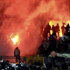 Aficionados egipcios se enfrentan en las gradas del estadio de Port Said durante los graves disturbios.