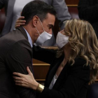 Sánchez y Díaz se abrazan tras la aprobación de la reforma laboral. KIKO HUESCA