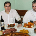 Norberto y Fernando, tercera generación familiar en El Besugo, que cumple 90 años y homenajea a sus clientes con un menú con los platos estrella, los de toda la vida, a 16 euros.