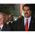 Maduro (derecha) junto al presidente de Cuba, Raúl Castro, este jueves en Caracas.