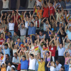 La imagen de archivo muestra   a un grupo de aficionados   de la selección española de fútbol que celebran a gritos un gol durante un encuentro de  uno de los equipos de las categorías inferiores en el estadio municipal El Toralín. L. DE LA MATA