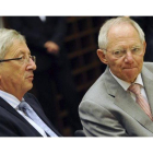 El presidente del Eurogrupo, Jean-Claude Juncker (izquierda) junto al ministro alemán de Finanzas, Wolfgang Schäuble, durante una reunión del Eurogrupo, el pasado junio en Luxemburgo.