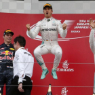 Nico Rosberg celebra la victoria, con Max Verstappen, segundo, y Lewis Hamilton, tercero, en Suzuka.