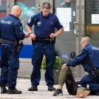 La policía atiende a uno de los heridos en Turku.