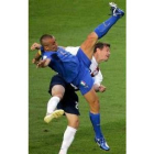 Fabio Cannavaro lucha por el balón con el estadounidense McBride