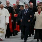 Benedicto XVI a su llegada, tras ser recibido por Lula en el aeropuerto