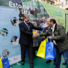 El alcalde y el vicepresidente primero de la Diputación bromean con los primeros kits. SECUNDINO PÉREZ