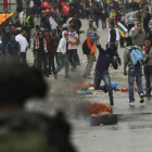 Palestinos se enfrentan con soldados israelíes en el Día de la Tierra, en Cisjordania.