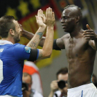 Mario Balotelli celebra su gol ante Alemania con su compañero Antonio Cassano.