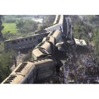 Los restos de los trenes, tras chocar en Alejandría. HAZEM GOUDA