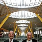 El arquitecto Richard Rogers y su ayudante ayer, en Barajas