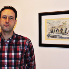 Juan Fernández ante dos de las obras que muestra en Villapérez.
