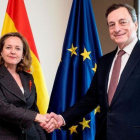 Mario Draghi, presidente del BCE, con la ministra de Economía y Empresa, Nadia Calviño.