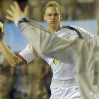 El extremo eslovaco Martin Stranovsky en el momento de lanzar un penalti al meta húngaro.