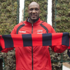 Lamar Odom posa a su llegada a Vitoria.