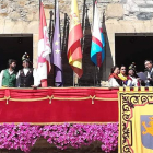 La Escola de Gaitas, en su pregón desde el balcón del Ayuntamiento de Villafranca. DL