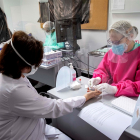 Una enfermera hace un test rápido a una mujer para ver si es portador del coronavirus. Marcial Guillén (EFE)