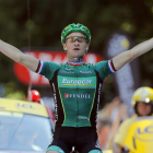Voeckler celebra su triunfo en la llegada a meta en Bagnères-de-Luchon.