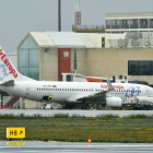 Un avión de la compañía aérea Air Europaen el aeropuerto de Palma de Mallorca.  MIQUEL A. BORRAS