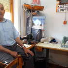 Ángel González toma su ración diaria de sol junto a las máquinas de coser que utilizó como sastre.