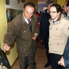 El alcalde de Almanza José María Santiago le enseña un panel digital a Luis Aznar.
