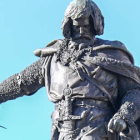 El autor refleja en el gesto de la estatua la desolación del personaje al entregar el puñal. MIGUEL F. B.