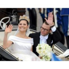 Victoria de Suecia y Daniel Westling saludan después de darse el "sí, quiero".