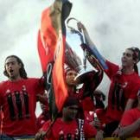 Nesta  y el brasileño Kaká celebran la final de la Copa de Campeones