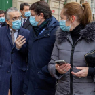 Mañueco con el delegado de la Junta en Burgos Roberto Saiz y la directora general de Protección Civil de CyL Irene Cortés ayer, en Miranda. SANTI OTERO
