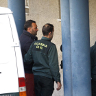 Marcos V. G. es trasladado por agentes de la Guardia Civil a los juzgados de Pontevedra.