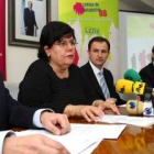 Fernández, segunda por la izquierda, junto a responsables de Caja Laboral