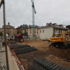 Imagen actual de la obra de construcción de un edificio de viviendas en la avenida del Castillo. BARREDO.