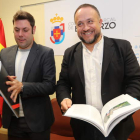 El vicepresidente del Consejo Comarcal, Iván Alonso, y el presidente, Gerardo Álvarez Courel, ayer con el libro en las manos. L. DE LA MATA