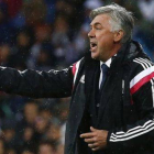 Ancelotti da órdenes durante un partido del Madrid.