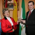 La presidenta de la Casa de Andalucía entregó a Moreno la distinción