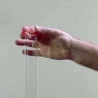 El primer condón que se pone con una mano.