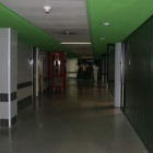 Imagen de archivo de uno de los pasillos del complejo asistencial berciano.