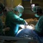 Uno de los quirófanos del Hospital de León durante una operación realizada a un paciente