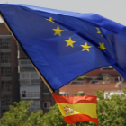 La bandera de Europa y la de España en un acto electoral