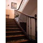 Escalera de madera y forja, uno de los dormitorios y saloncito del café deLos Balcones del Camino,en Sahagún.