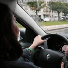 Una mujer aprende a conducir durante una clase de una autoescuela de León