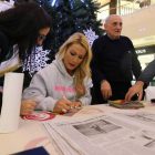 Lydia Valentín firma autógrafos a sus vecinos el día después de recibir la medalla del CSD.