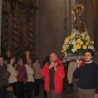 La Virgen es llevada a hombros hacia la puerta de la catedral