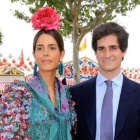 Fernando Fitz-James Stuart, primogénito del actual duque de Alba y Matilde Solís, posa con su prometida Sofía Palazuelo, en la feria de Sevilla, el pasado abril.