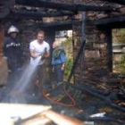 Voluntarios y bomberos sofocan un incendio en Quintanilla de Somoza en una imagen de archivo