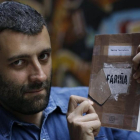 Nacho Carretero, con un ejemplar de Fariña.
